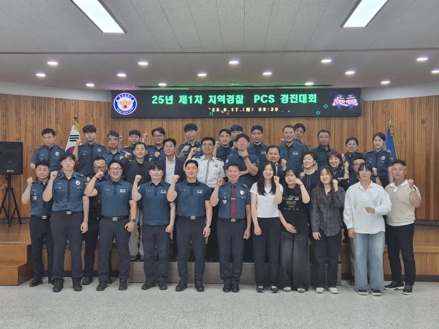 이기범 양주경찰서장, 경동대 학생대표 등이 17일 경찰서 대회의실에서 열린 지역경찰 범죄예방 경진대회를 마친 뒤 기념사진을 찍고 있다. 양주경찰서 제공