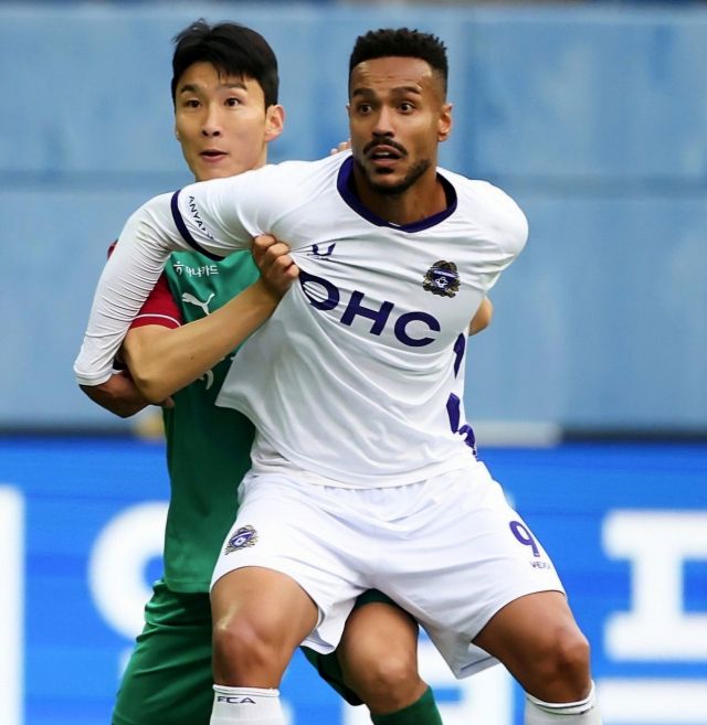 FC안양의 공격을 이끌고 있는 골잡이 모따(오른쪽). FC안양 제공