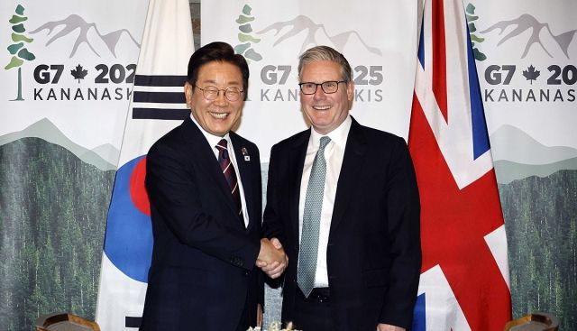 이재명 대통령이 17일(현지시간) 캐나다 앨버타주 캐내내스키스 주요 7개국(G7) 정상회의장에서 키어 스타머 영국 총리와 한영 정상회담 전 악수하고 있다. 연합뉴스