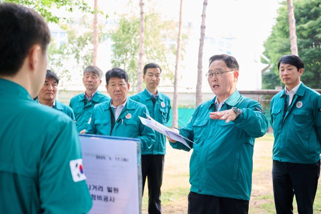 강수현 양주시장이 17일 덕계공원을 방문해 담당자로부터 수해예방대책에 대해 보고 받고 있다. 양주시 제공