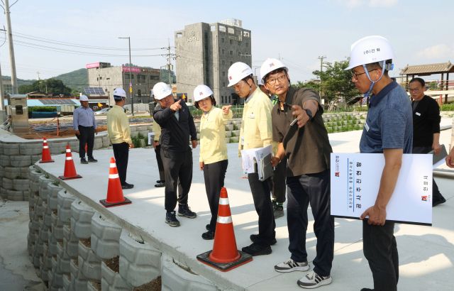 김보라 안성시장(왼쪽 두번째)이 남상은 부시장과 안성시 죽산천 재해복구현장을 방문해 관계자들로부터 상황을 보고 받고 있다. 안성시 제공
