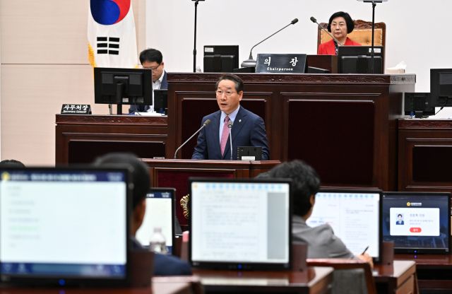유정복 인천시장이 17일 시의회 본회의장에서 열린 ‘제302회 제1차 정례회 제3차 본회의’에서 의원들의 시정질문에 답변하고 있다. 인천시 제공