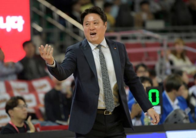 문경은 감독이 새롭게 지휘봉을 잡은 수원 KT 소닉붐이 FA 영입 선수인 김선형을 중심으로, 속공 농구 전술을 바탕으로 새로운 시즌 우승에 도전한다.KBL 제공