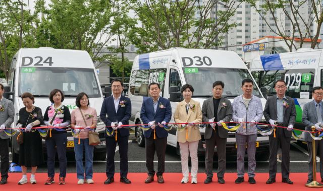 17일 오전 수원특례시 권선구 당수체육공원에서 열린 '수원 입북·당수지역 수요응답형 모빌리티 똑버스 개통식'에서 이재준 수원특례시장, 백혜련 국회의원, 민경선 경기교통공사사장 등 내빈과 지역주민들이 테이프커팅을 하고 있다. 윤원규기자