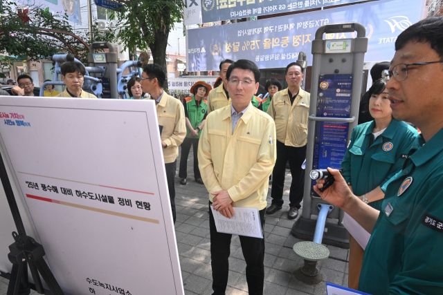 빗물받이 청소하는 김성중 경기도 행정1부지사 [포토뉴스]