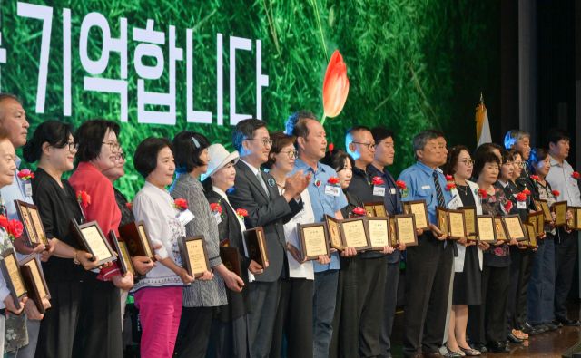 2025 경기도 자원봉사대회가 열린 17일 오후 화성특례시 수원과학대학교 신텍스에서 김동연 경기도지사가 우수 자원봉사자들에게 공로패 전달 및 기념촬영을 하고 있다. 윤원규기자