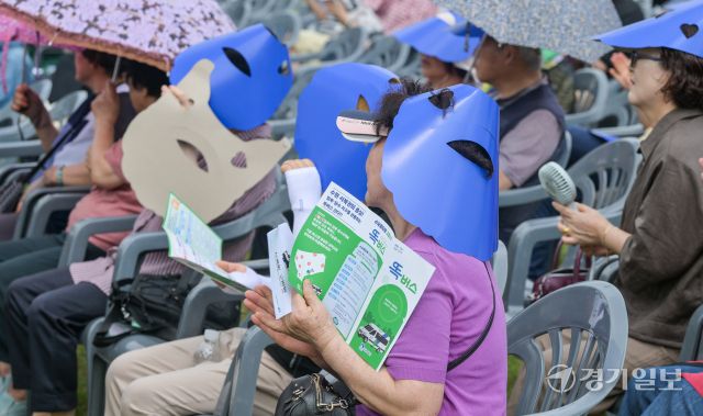 17일 오전 수원특례시 권선구 당수체육공원에서 열린 '수원 입북·당수지역 수요응답형 모빌리티 똑버스 개통식'을 보고 있는 지역주민들. 윤원규기자