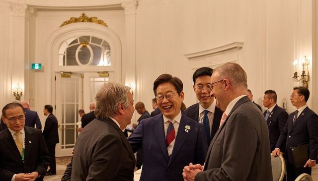 이재명 대통령이 16일(현지시간) 캐나다 캘거리 한 호텔에서 열린 캐나다 앨버타 주수상 내외 주최 주요 7개국(G7) 정상회의 초청국 리셉션에서 참석자들과 대화하고 있다. 연합뉴스