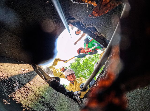 빗물받이 청소하는 김성중 경기도 행정1부지사 [포토뉴스]