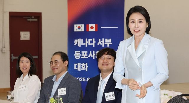 G7 정상회의에 참석하는 이재명 대통령과 함께 캐나다를 방문한 김혜경 여사가 17일(현지시간) 캘거리 한인회관에서 열린 캐나다 서부 동포사회와의 대화에서 인사말을 하고 있다. 연합뉴스