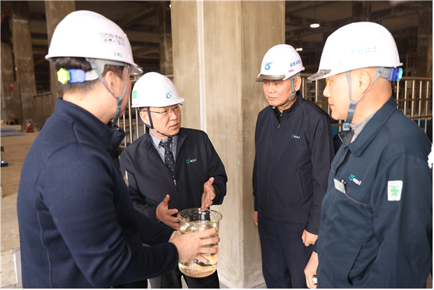 김성훈 인천환경공단 이사장이 공촌하수처리장에서 하수처리수 재이용수를 점검하고 있다. 인천환경공단 제공