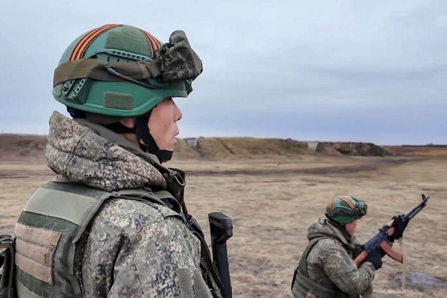 러시아 교관들로부터 훈련을 받는 북한 파병군. 연합뉴스