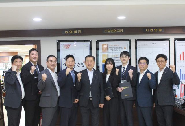 이후광 양주축협 조합장(가운데)을 비롯한 임직원들이 17일 신규 채용자들과 기념촬영을 하고 있다. 양주축협 제공.