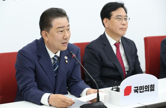 더불어민주당 김병기 당 대표 직무대행 겸 원내대표가 17일 국회에서 국민의힘 송언석 원내대표를 예방해 인사말을 하고 있다. 연합뉴스