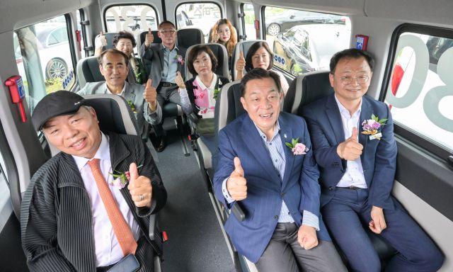 17일 오전 수원특례시 권선구 당수체육공원에서 열린 '수원 입북·당수지역 수요응답형 모빌리티 똑버스 개통식'에서 이재준 수원특례시장, 민경선 경기교통공사사장 등 내빈과 지역주민들이 똑버스를 시승하고 있다. 윤원규기자