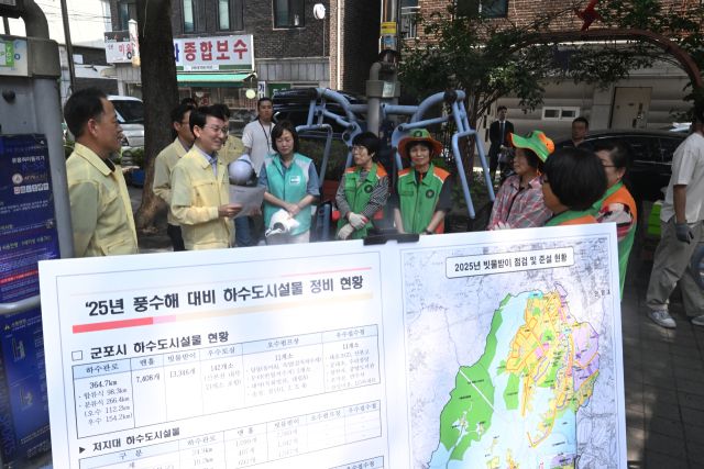 빗물받이 청소하는 김성중 경기도 행정1부지사 [포토뉴스]