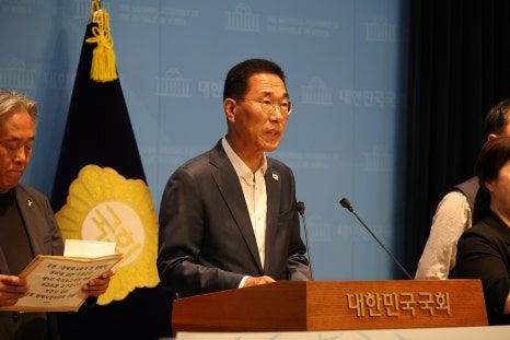 17일 더불어민주당 김주영 의원이 국회 소통관에서 윤석열 정부가 UN사회권규약 이행과 관련해 거짓 보고를 했다고 주장했다. 김주영 의원실 제공