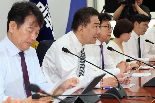 17일 더불어민주당 김병기 당대표 직무대행 겸 원내대표가 서울 여의도 국회에서 열린 원내대책회의에서 발언하고 있다. 연합뉴스