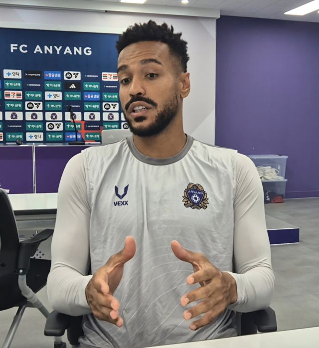 프로축구 FC안양의 브라질 공격수 모따가 17일 K리그1 첫 시즌을 보내고 있는 소감을 밝히고 있다. 임창만기자