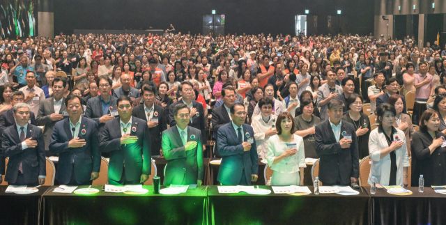 2025 경기도 자원봉사대회가 열린 17일 오후 화성특례시 수원과학대학교 신텍스에서 김동연 경기도지사, 김규창 경기도의회 부의장, 윤봉남 경기도자원봉사센터 이사장, 박지영 경기도자원봉사센터장, 김영진 경기일보 상무이사 등 내빈과 참석자들이 국민의례를 하고 있다. 윤원규기자