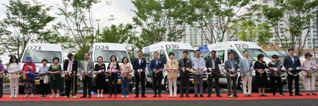 17일 오전 수원특례시 권선구 당수체육공원에서 열린 '수원 입북·당수지역 수요응답형 모빌리티 똑버스 개통식'에서 이재준 수원특례시장, 백혜련 국회의원, 민경선 경기교통공사사장 등 내빈과 지역주민들이 테이프커팅을 하고 있다. 윤원규기자