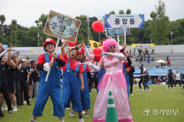 지난 14일 오후 평택시 소사벌레포츠타운에서 열린 ‘평택시민체육대회’에서 중앙동 주민들이 이색복장을 입고 열띤 응원을 하고 있다. 윤동현기자
