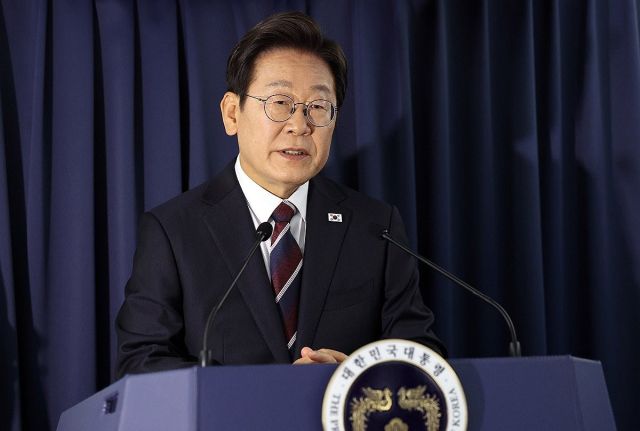 이재명 대통령이 16일(현지시간) 주요 7개국(G7) 정상회의 참석을 위해 캐나다 앨버타주 캘거리로 향하며 공군 1호기에서 기자간담회를 하고 있다. 연합뉴스