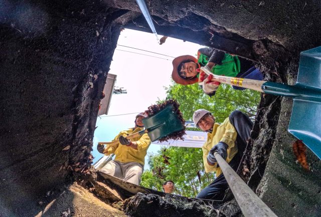 빗물받이 청소하는 김성중 경기도 행정1부지사 [포토뉴스]