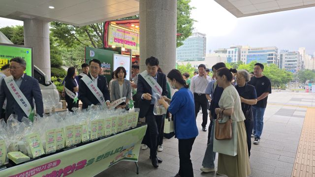 농협군포시지부와 군포농협이 군포시청 앞에서 하은호 시장 등이 참석한 가운데 ‘아침밥 먹기’ 캠페인을 펼치고 있다. 농협 제공