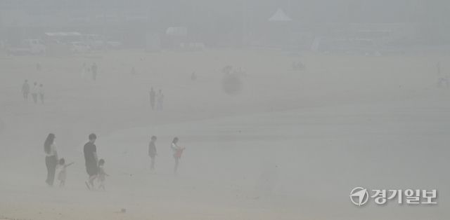 무더운 날씨를 보인 18일 오후 인천 을왕리 해수욕장에 짙은 해무가 깔린 가운데 피서객들이 물놀이를 즐기고 있다. 조병석기자 .