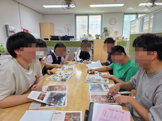 인천 미추홀구 인천청인학교의 학생들이 일본 학생들과 교류하기 위해 자료를 읽으며 인천의 역사를 공부하고 있다. 인천청인학교 제공