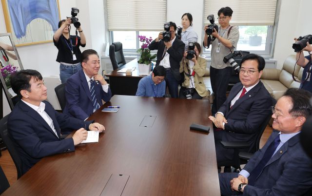 더불어민주당 김병기 당대표 직무대행 겸 원내대표와 국민의힘 송언석 원내대표가 18일 추경안 관련 논의를 위해 국회 민주당 원내대표실에서 만나 대화를 나누고 있다. 연합뉴스