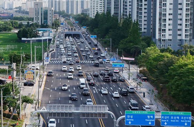 지난 17일 오후 6시께 오산 운암사거리 전경. 동탄 방향에서 진입한 차량들이 오산시청과 경부고속도로 방향으로 진입하면서 동부대로에서 정체가 시작되고 있다. 독자 김성복 제공