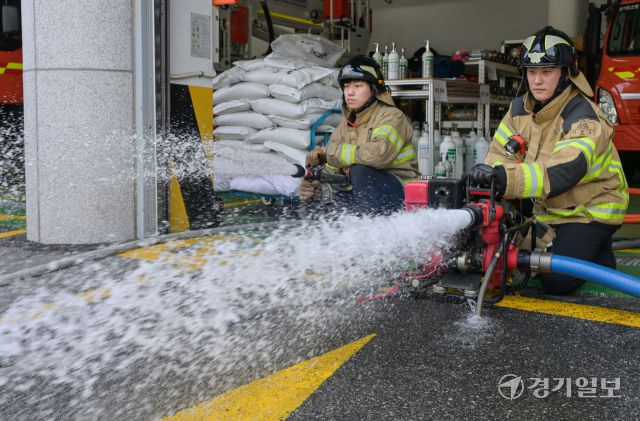 18일 오전 수원특례시 권선구 수원남부소방서에서 남부119안전센터 소방관들이 장마철을 앞두고 침수 사고 등에 대비해 양수기와 펌프 등 장비를 점검하고 있다. 윤원규기자