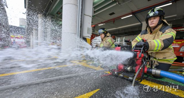 18일 오전 수원특례시 권선구 수원남부소방서에서 남부119안전센터 소방관들이 장마철을 앞두고 침수 사고 등에 대비해 양수기와 펌프 등 장비를 점검하고 있다. 윤원규기자