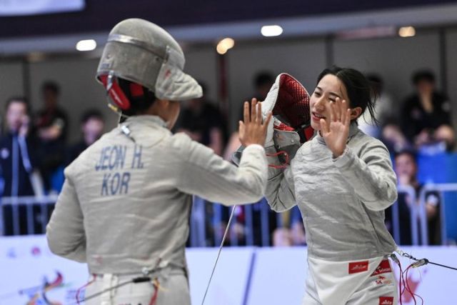2025 아시아펜싱선수권대회 여자 사브르 개인전 동메달 김정미(오른쪽)가 8강전서 전하영에게 승리를 거둔 뒤 인사를 나누고 있다.연합뉴스