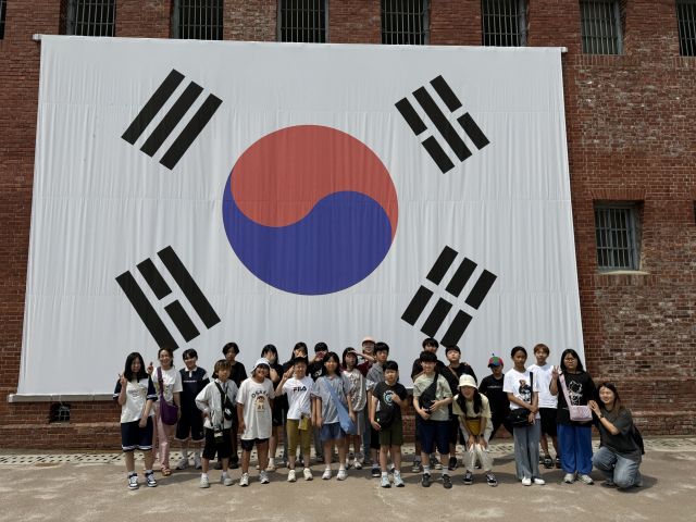 17일 포천시 드림스타트 사례관리 아동 20명이 서대문형무소 역사관을 방문해 뜻깊은 체험을 진행하고 있다.포천시제공