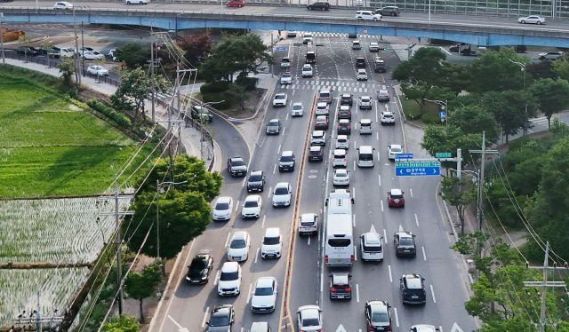 지난 17일 오후 6시께 오산 운암사거리 전경. 동탄 방향에서 진입한 차량들로 본격적인 정체가 시작되고 있다. 독자 김성복 제공