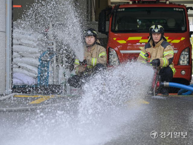 18일 오전 수원특례시 권선구 수원남부소방서에서 남부119안전센터 소방관들이 장마철을 앞두고 침수 사고 등에 대비해 양수기와 펌프 등 장비를 점검하고 있다. 윤원규기자