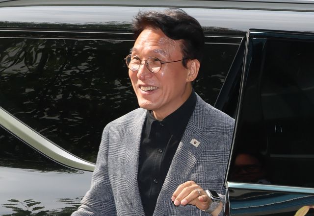 18일 김민석 국무총리 후보자가 서울 종로구 통의동 금융감독연수원에 마련된 청문회 준비단 사무실로 출근하고 있다. 연합뉴스