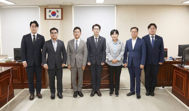 안양시의회 총무경제위원회가 회의실에서 주민자치협의회와의 간담회를 열고 기념촬영을 하고 있다. 안양시의회 제공.