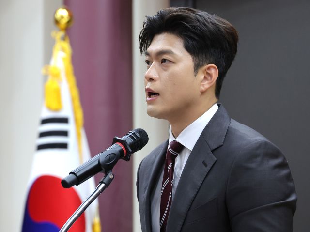 국민의힘 김용태 비상대책위원장이 18일 국회 의원회관에서 열린 '군 공항 이전사업' 국정과제 채택을 위한 국회 정책세미나에 참석해 축사를 하고 있다. 연합뉴스