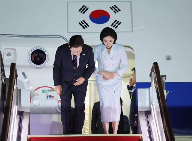이재명 대통령과 김혜경 여사가 19일 51차 주요 7개국(G7) 정상회의 일정을 마친 뒤 성남 서울공항에 도착해 공군 1호기에서 내리며 인사하고 있다. 연합뉴스