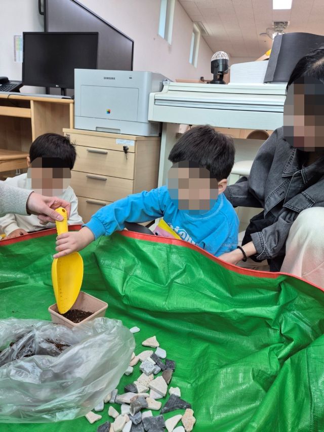 인천 서구의 인천서로꿈유치원 학생들이 돌과 흙 등을 만지는 활동을 하면서 책 출판 작업을 준비하고 있다. 인천서로꿈유치원 제공