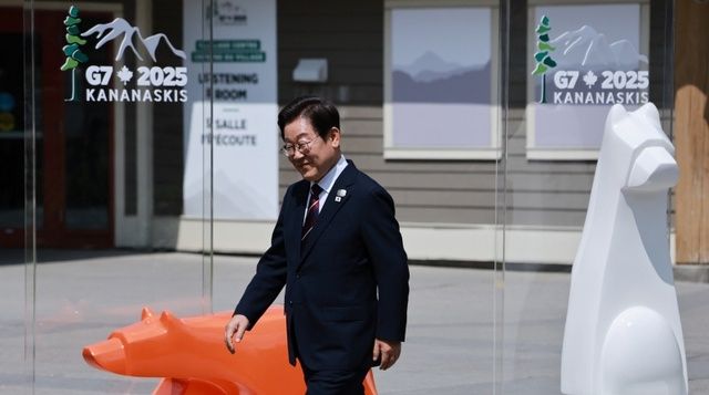 이재명 대통령이 지난 17일(현지시간) 캐나다 앨버타주 캐내내스키스 주요 7개국(G7) 정상회의장에서 열린 초청국 공식 환영식에 도착하고 있다. 연합뉴스