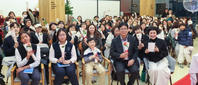 도성훈 인천시교육감이 지난해 11월30일 계양도서관 출판기념회에 참석해 학생들과 기념 촬영을 하고 있다. 인천시교육청 제공