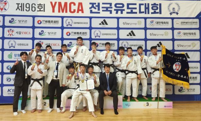제96회 YMCA 전국유도대회에서 남자 고등부 단체전 우승을 차지한 송도고 선수단이 우승기를 앞세우고 기념촬영을 하고 있다.송도고 제공