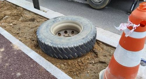 과천 갈현동 도로에서 달리던 덤프트럭에서 빠진 바퀴가 버스정류장 인근에 방치되고 있다. 경기도소방재난본부 제공