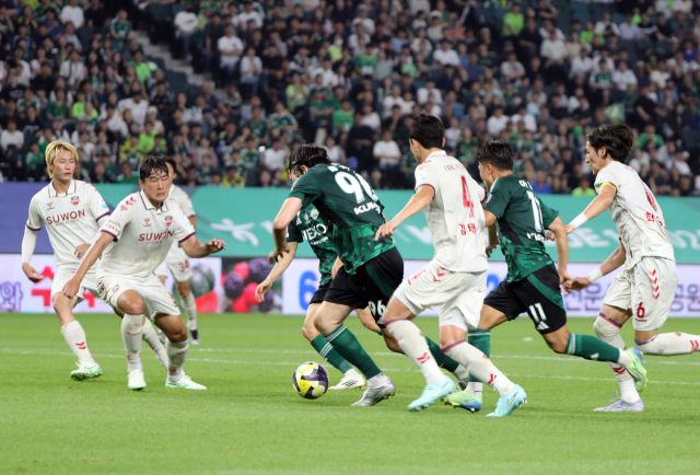 프로축구 수원FC가 계속된 부진으로 K리그1 11위에 머물며 재강등 위기에 놓여있다. 2대3으로 역전패한 지난 19라운드 전북 현대전에서 수원FC 선수들이 힘겨운 경기를 펼치고 있다.연합뉴스