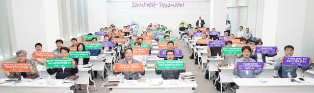 광주시는 지난 17일 민선 8기 시정 목표인 ‘새로운 도약의 역동적 경제도시’ 실현을 위한 간담회를 시청 순암홀에서 지역 내 공동주택 건설과 관련한 지역업체들과 개최했다. 광주시제공